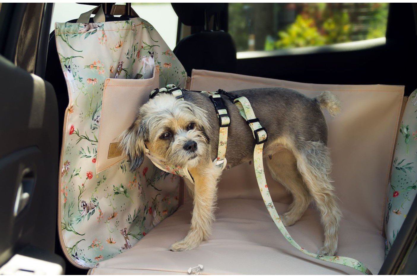 Dlaczego inwestycja w matę dla psa do samochodu na tylne siedzenie jest niezbędna dla każdego właściciela psa?