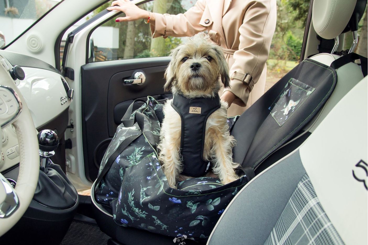 Optymalne rozwiązanie dla podróżujących czworonogów – legowisko dla psa na każdą wyprawę samochodem