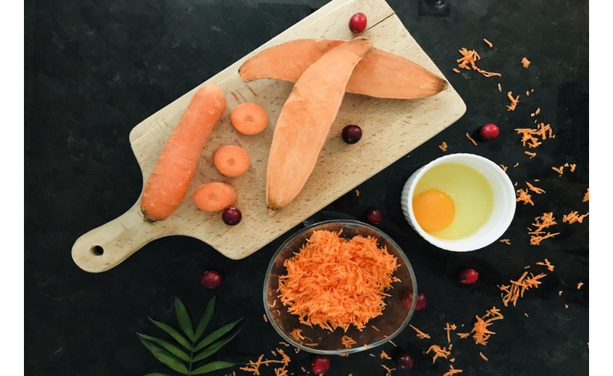 Domowe ciasteczka dla psa z batatów i marchewki z żurawiną.